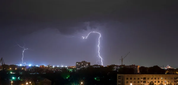 Temporali notturni sugli edifici — Foto Stock