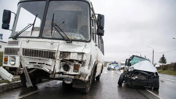 Wypadek na śliskiej drodze w autobusie i samochodzie na płytkiej głębokości pola — Zdjęcie stockowe