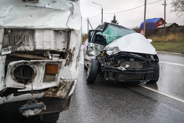 Accident on a slippery road in a bus and car at shallow depth of field — Stock Photo, Image