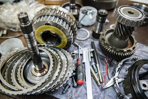 汽车自动变速器零件和修理工具 — 图库照片