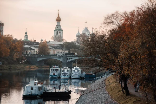 Templos do Kremlin de Vologda e navios do rio. Vologda, Rússia — Fotografia de Stock