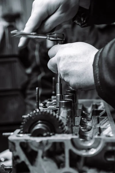 Camshaft Internal Combustion Engine Worker Hand Gloves Shallow Depth Field — Stock Photo, Image