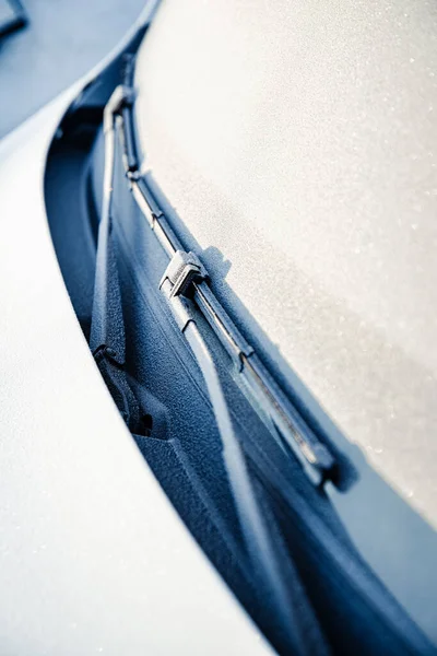 Крупним планом двірники і матове автомобільне лобове скло, покрите льодом — стокове фото