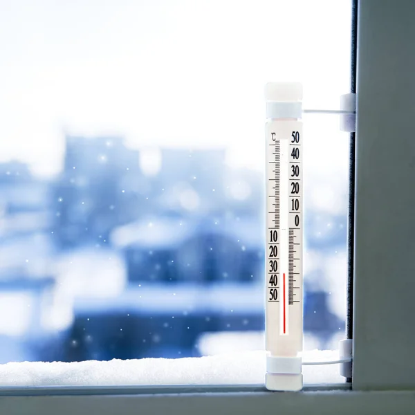 Termómetro exterior com temperaturas abaixo de zero a uma profundidade de campo rasa — Fotografia de Stock