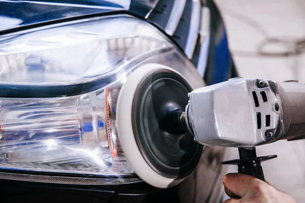 Polieren von Autoscheinwerfern in geringer Schärfentiefe — Stockfoto