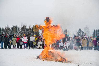 Vologda, Rusya - 13 Mart 2021: Rusya 'da Shrovetide Tatili. Büyük bebek yanıyor..