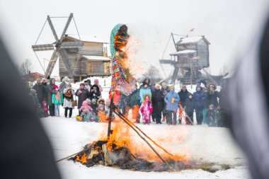 Vologda, Rusya - 13 Mart 2021: Rusya 'da Shrovetide Tatili. Büyük bebek yanıyor..