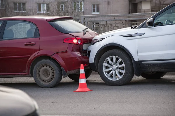 Wypadek samochodowy na drodze na płytkiej głębokości pola — Zdjęcie stockowe