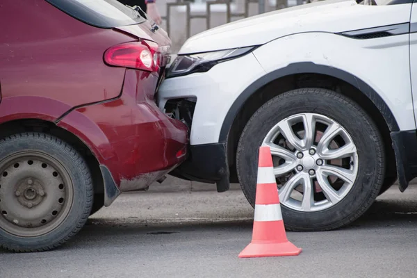 Wypadek samochodowy na drodze na płytkiej głębokości pola — Zdjęcie stockowe