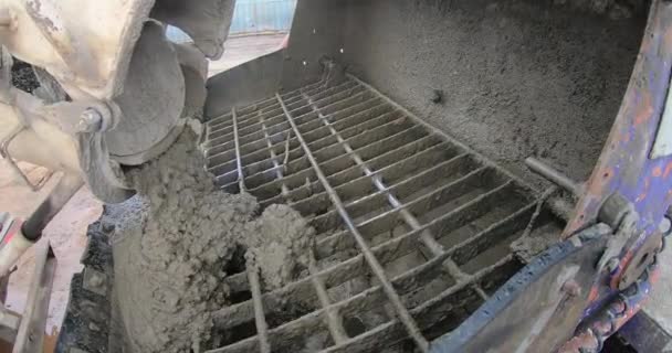 Beton karıştırıcıdan ızgaraya beton düşüyor. — Stok video