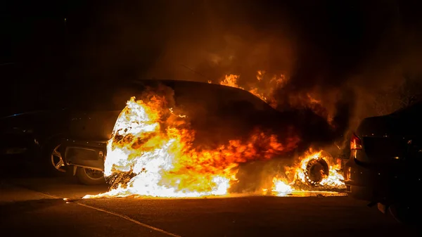 Samochód Płomieniach Stojący Asfalcie Nocy — Zdjęcie stockowe