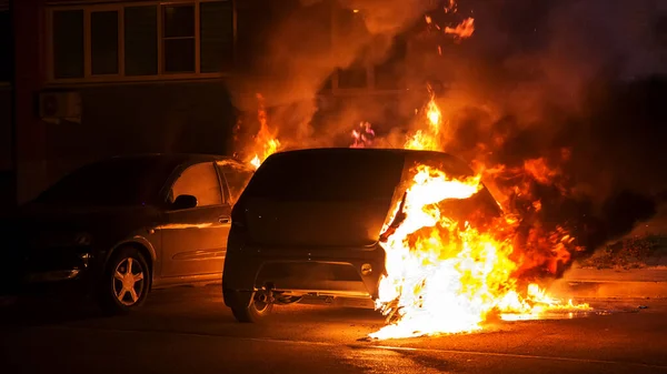 Une Voiture Flammes Debout Sur Asphalte Nuit — Photo