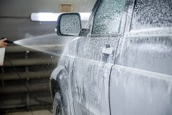 Aplicar Una Solución Espuma Coche Poca Profundidad Campo Una Las — Foto de Stock