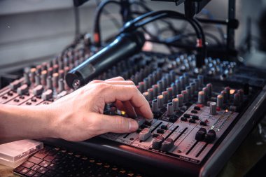 DJ 'ler ses kontrol paneline dokunuyor