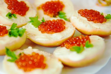 Kırmızı havyar ile sandviç