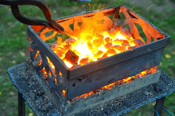 Verwarming van het metaal smeden op hete kolen — Stockfoto