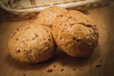 bir kesme tahtası üzerinde ekmek