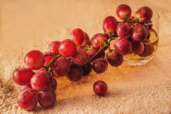Виноград і виноградний сік у склянці — стокове фото