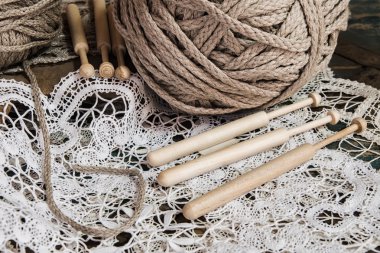 Dantel ile bir iplik yumağı