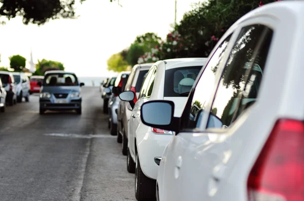 Lijn van geparkeerde auto 's — Stockfoto
