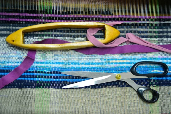 Nożyczki na matę tkaniny — Zdjęcie stockowe