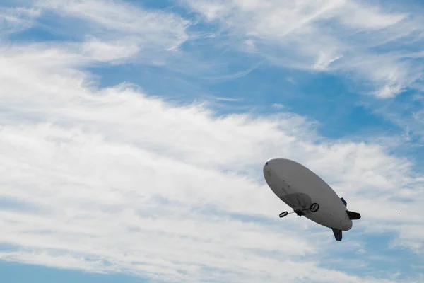 Navire aérien dans le ciel — Photo