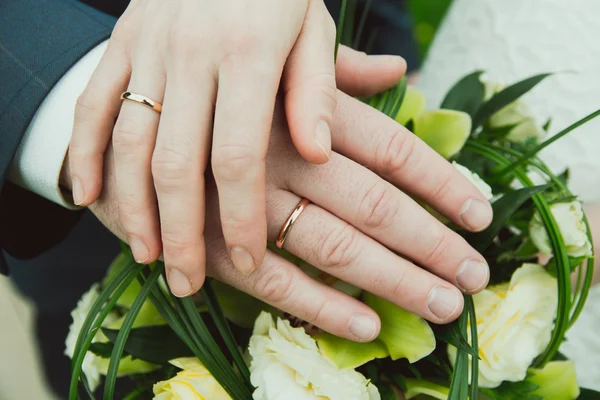 Mains avec anneaux de mariage — Photo