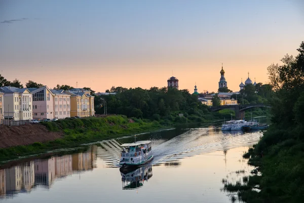 The ship floats on the river — Stock Photo, Image