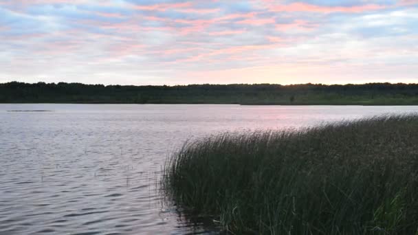 Puesta de sol sobre el lago — Vídeo de stock
