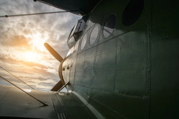 Літак летить на захід сонця — стокове фото