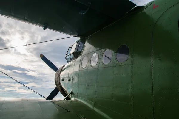 Flugzeug fliegt in den Sonnenuntergang — Stockfoto