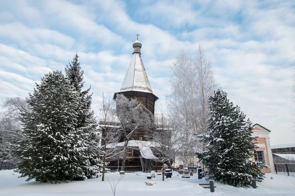 Houten kerk en boom — Stockfoto