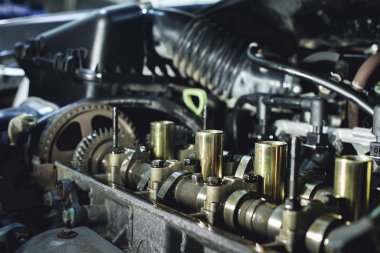 Alan sığ derinliği olan içten yanmalı motor