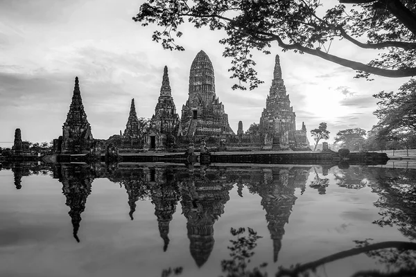 Zwart-wit oude tempel Wat Chaiwatthanaram — Stockfoto