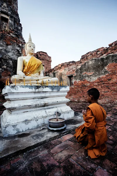 Estatua de Buda y novicio —  Fotos de Stock