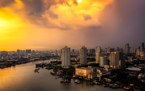 Città moderna a Bangkok accanto al fiume Chao Phraya Foto Stock Royalty Free