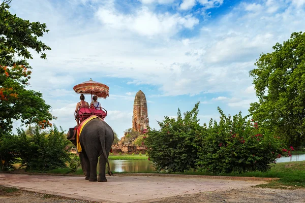 Turistas toman elefante — Foto de Stock