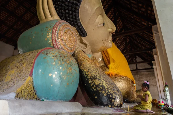 Reclinando Buda em Wat Sam Wihan — Fotografia de Stock