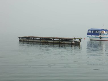 Baykal Gölü 'nde yüzen iskele