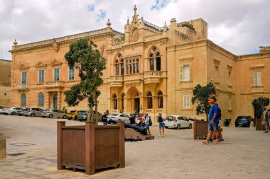 Imdina, Malta - 09.20.2025: Turistler yürür ve Palazzo Falson 'un antik Norman-Gotik mimarisinin tadını çıkarırlar