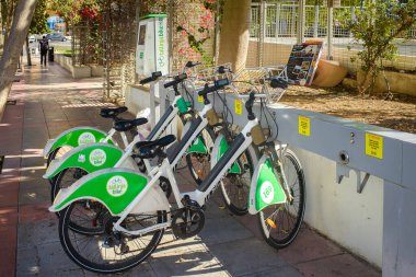 San Giljan, Malta - 11.2025: Tallinja Bisiklet e-bisikletleri bir kenetlenme istasyonuna park edildi. Hizmet, adada toplu taşımacılık ve çevre dostu seyahat seçenekleri sunuyor.