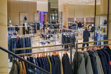 Sliema, Malta - 11.30.2025: The Point alışveriş merkezinde dizel mağazanın içinde gezici kotlar, günlük giysiler, ayakkabılar ve aksesuarlar.