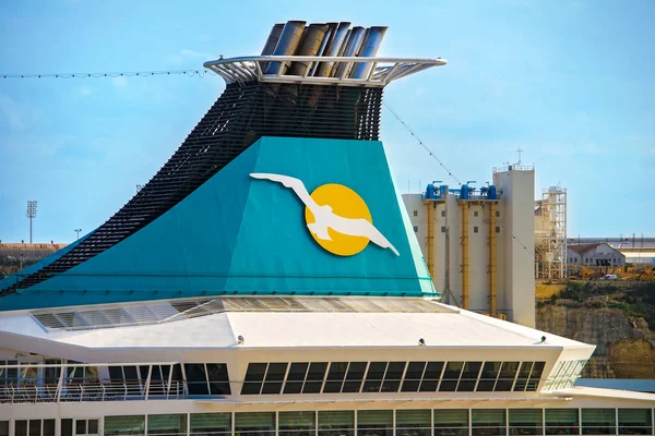 Valletta, Malta - 2 Aralık 2025: Phoenix Reisen logosuna (beyaz kuş ve sarı güneş) sahip Artania yolcu gemisinin turkuaz bacasına yakın çekim.