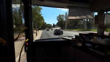 Zabbar, Malta - 1 Haziran 2025: Şehirde bir otobüs durağına doğru ilerliyor..