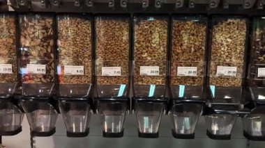 Badem, fındık ve Brezilya fındığı da dahil olmak üzere çeşitli fındık türleriyle dolu bir süpermarket rafı..