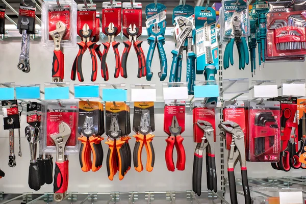 Sliema, Malta - 29 Ocak 2026: Kerpeten, ayarlanabilir anahtarlar ve bir hırdavatçıda asılı duran tel kesiciler de dahil olmak üzere çeşitli profesyonel el aletleri.