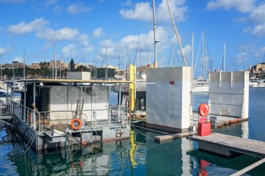 Pieta, Malta - 2 Şubat 2026: Malta 'daki özel sanayi platformu Yat Asansörü yerel marinada bakım ve onarım için yatları kaldırmak ve denize indirmek için kullanılır..