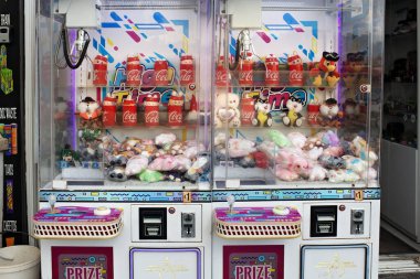 Gzira, Malta - 17 Şubat 2026: Yumuşak oyuncaklara ve ödül kutularına sahip iki Makine Şanslı Pençe oyun makinesine yakın çekim.