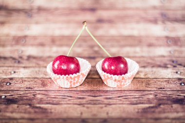 iki topkek gömlekleri üzerine kiraz