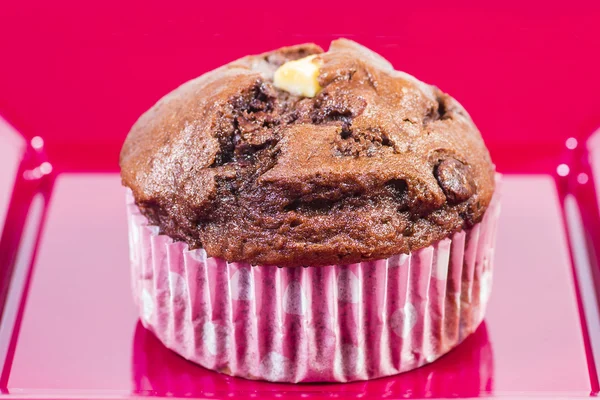 Fechar-se de um bolinho em uma chapa vermelha — Fotografia de Stock